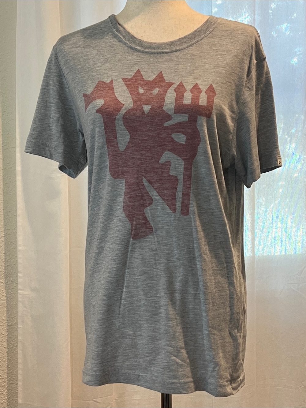 Nike Manchester United Gray and Red Graphic Ultra Soft Red Devil Tee. Size M